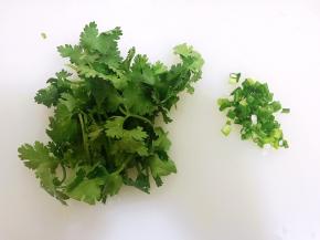 香菜切段，小葱切葱花