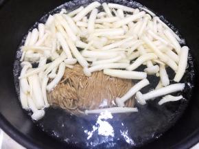 放入荞麦面划散