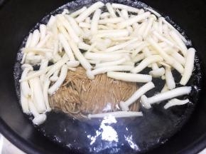 放入荞麦面划散