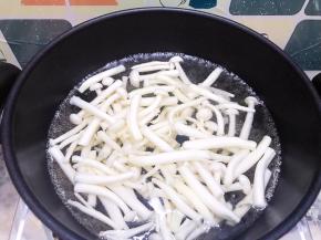 锅里烧水，水开后加入白玉菇