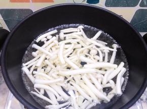 锅里烧水，水开后加入白玉菇
