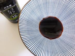 碗里加入酱油