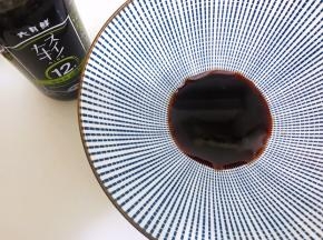 碗里加入酱油