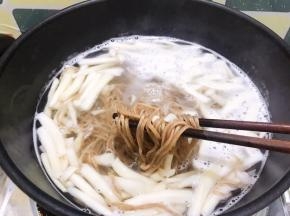 等面条煮熟后捞出放在眼里拌匀即可
