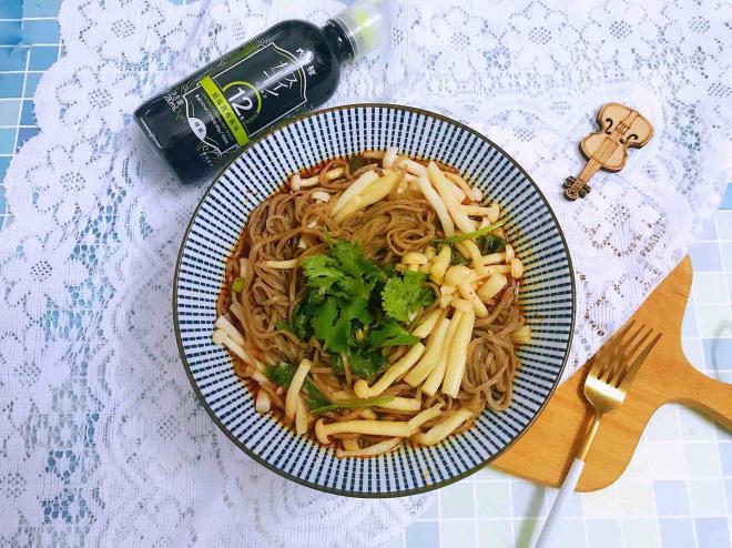 酸辣菌菇荞麦面