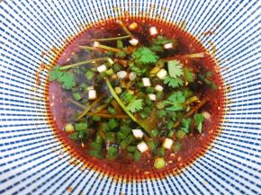 锅里再次沸腾后舀取2勺水到调料碗里，加入香菜和葱花