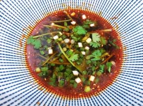 锅里再次沸腾后舀取2勺水到调料碗里，加入香菜和葱花