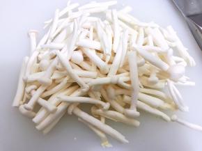 白玉菇切去根部，切段后洗净