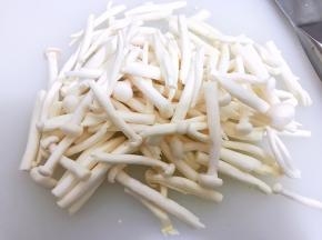 白玉菇切去根部，切段后洗净