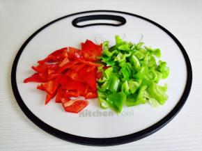 彩椒去籽切块。