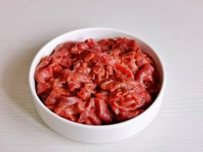 抓拌均匀腌制15分钟。