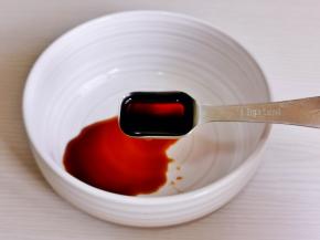 取一小碗+两勺生抽。