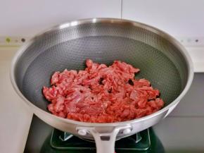 起油锅，加入腌制好的牛肉。