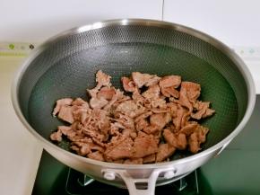 煸炒变色盛出备用。