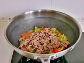 加入煸炒火的牛肉。