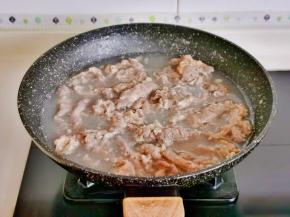 水开下肥牛，煮至变色盛出备用。