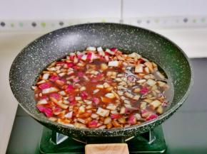 倒入调味汁大火烧开。