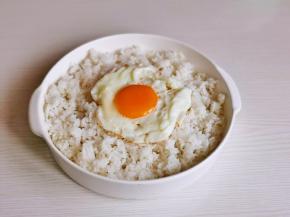 煎个溏心蛋，摆米饭中间。