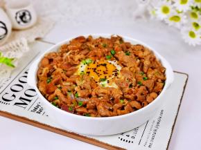 盛入肥牛，撒葱花，芝麻即可享用。