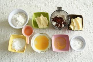 准备材料。黄油提前切成小块室温软化。