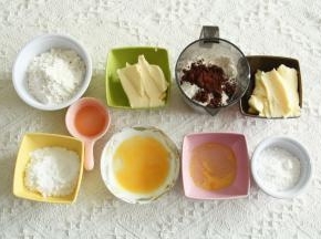 准备材料。黄油提前切成小块室温软化。