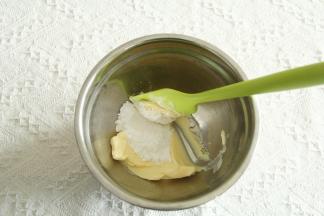 先做原味。黄油软化到可以用刮刀轻松抹开，倒入盐和糖粉（糖粉颗粒小，让面团的延展性变低，曲奇花纹不会那么容易蹋）