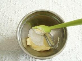 先做原味。黄油软化到可以用刮刀轻松抹开，倒入盐和糖粉（糖粉颗粒小，让面团的延展性变低，曲奇花纹不会那么容易蹋）