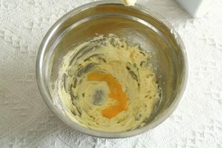 拌匀至无干粉颗粒，防止打发时候飞溅。电动打蛋器中速打发，蓬松乳化，颜色发白，体积明显变大。分3次加入常温蛋液（材料温度接近，不容易油水分离，且融合得更好）。