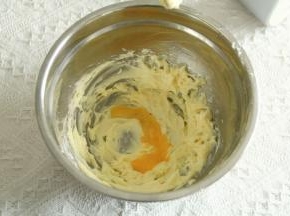 拌匀至无干粉颗粒，防止打发时候飞溅。电动打蛋器中速打发，蓬松乳化，颜色发白，体积明显变大。分3次加入常温蛋液（材料温度接近，不容易油水分离，且融合得更好）。