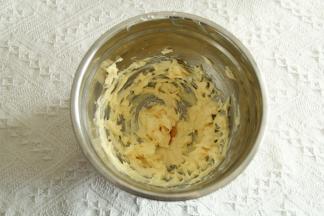 打到彻底混合再加，直到所有蛋液加完，顺滑蓬松的黄油糊。滴入香草精，再搅打2圈混匀。