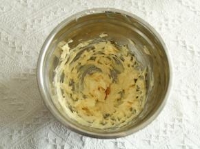 打到彻底混合再加，直到所有蛋液加完，顺滑蓬松的黄油糊。滴入香草精，再搅打2圈混匀。