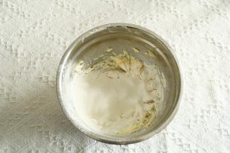 低粉、玉米淀粉混匀。筛入黄油糊。