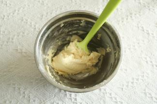 切拌，往盆边按压的方式，左手配合转盆，按压让黄油糊与粉类混合更彻底。无干粉即可。无需过度搅拌。