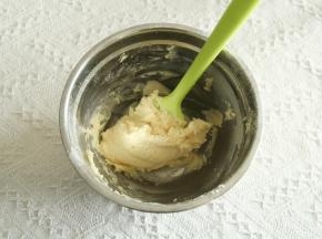 切拌，往盆边按压的方式，左手配合转盆，按压让黄油糊与粉类混合更彻底。无干粉即可。无需过度搅拌。