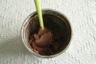 按压混合至无干粉。