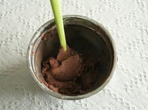 按压混合至无干粉。