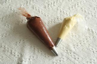 预热烤箱上下170度。裱花袋装好8齿中号裱花嘴，拌匀的曲奇糊装入裱花袋，用刮板沿着裱花袋尾部往前推，裱花袋尾部拧紧。