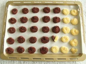 右手拿裱花袋，左手捏裱花嘴，垂直在烤盘上方。匀速挤出曲奇糊，逆时针或者顺时针一圈，尾部轻轻往下压，然后提起收尾！