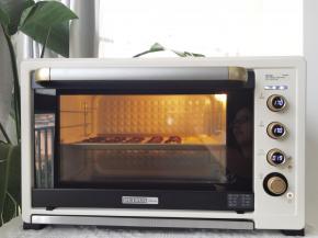 挤好曲奇，放入预热好的烤箱中层偏下，170度烤20-25分钟即可。