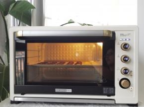 挤好曲奇，放入预热好的烤箱中层偏下，170度烤20-25分钟即可。