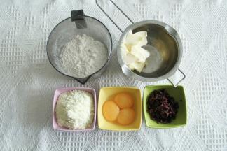 准备材料，黄油切小块提前软化至轻易戳洞。蔓越莓切碎备用。