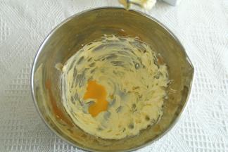 软化好的黄油用打蛋器打到黄油体积变大，颜色变淡。蓬松羽毛状。分3-4次加常温蛋黄液，每次都要打发至完全融合再加下一次，直到全部加完。