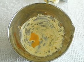 软化好的黄油用打蛋器打到黄油体积变大，颜色变淡。蓬松羽毛状。分3-4次加常温蛋黄液，每次都要打发至完全融合再加下一次，直到全部加完。