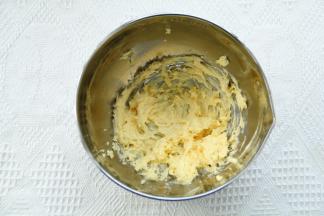 打发完后黄油糊细腻有光泽，轻盈，颜色偏白。