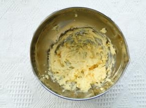 打发完后黄油糊细腻有光泽，轻盈，颜色偏白。