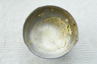 筛入低筋面粉和奶粉。