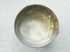 筛入低筋面粉和奶粉。