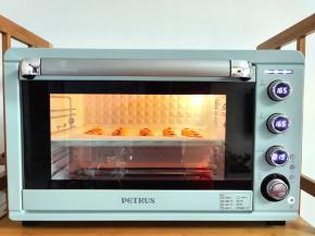 放入预热好的烤箱中层，165度，烤20分钟左右。