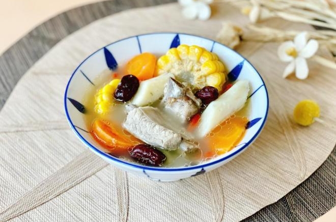 玉米山药排骨浓汤，营养美味不油腻，全家都爱喝