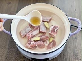 排骨洗净，冷水下锅，加入1勺料酒、3片生姜去腥，把水烧开